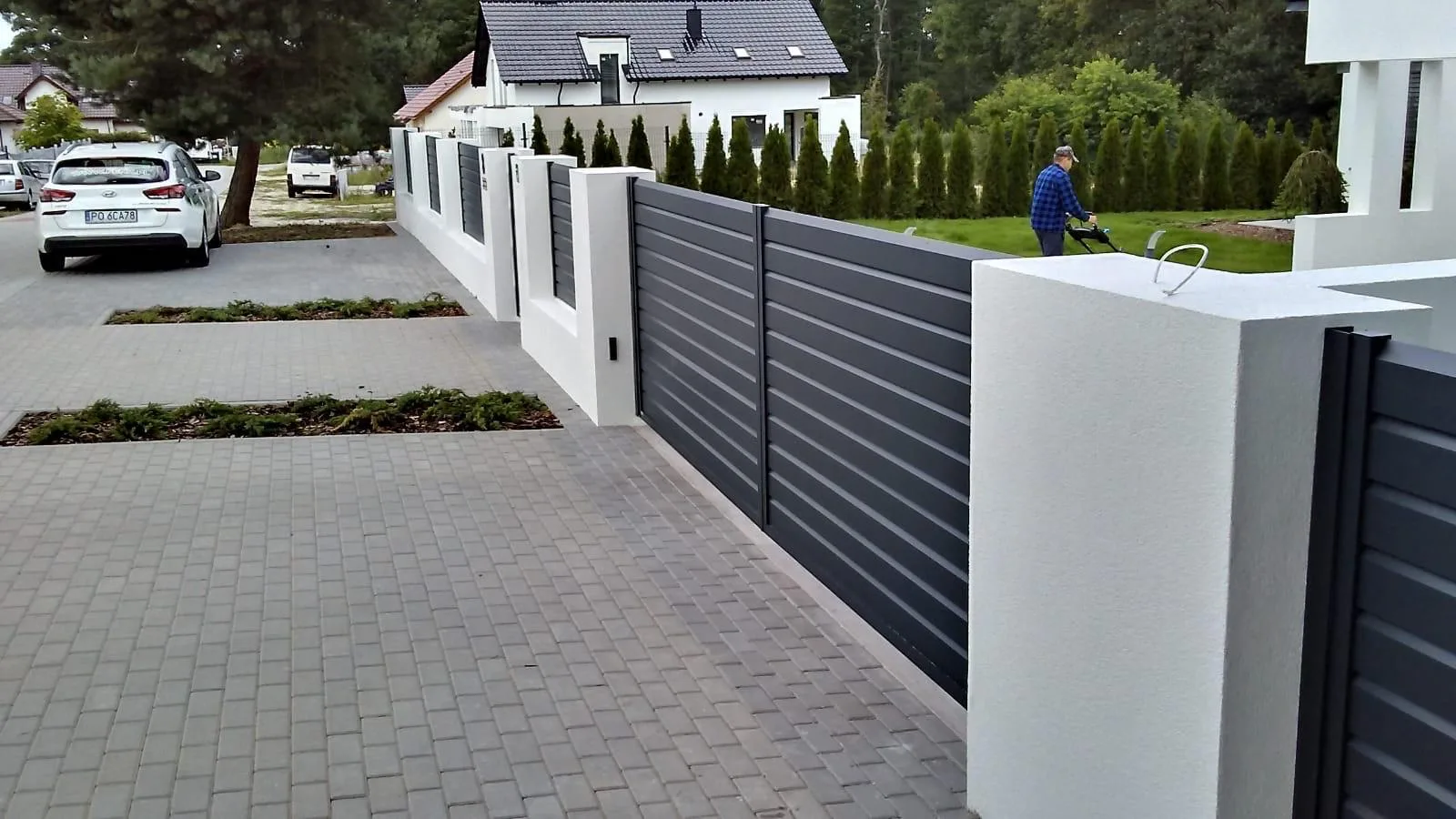 Vektor a Zielona Góra, recinzione UM LUXURY LX VEKTOR